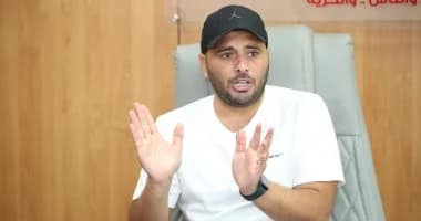 شخص يجلس ويتحدث بإيماءات اليد